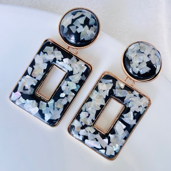 Black and gold earrnings with seashell mosaic - Picture 2 of 6